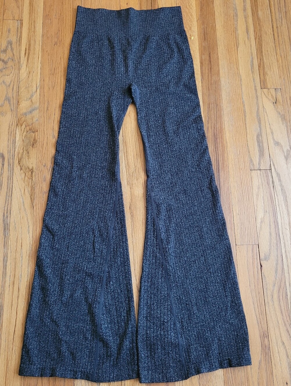 Ribbed Stretchy Flared Yoga Pants in Dark Gray Size Medium Excellent Condition - Picture 4 of 9